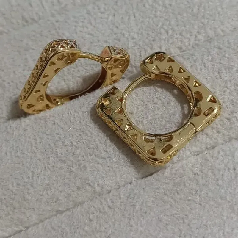 Brinco Argola Click Quadrada Vazada