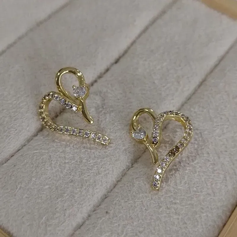 Brinco Fio Coração Cursiva Cravejado Zircônia