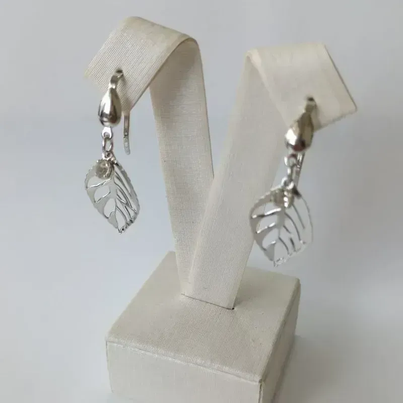 Brinco Folha Com Ponto de Luz Diamond