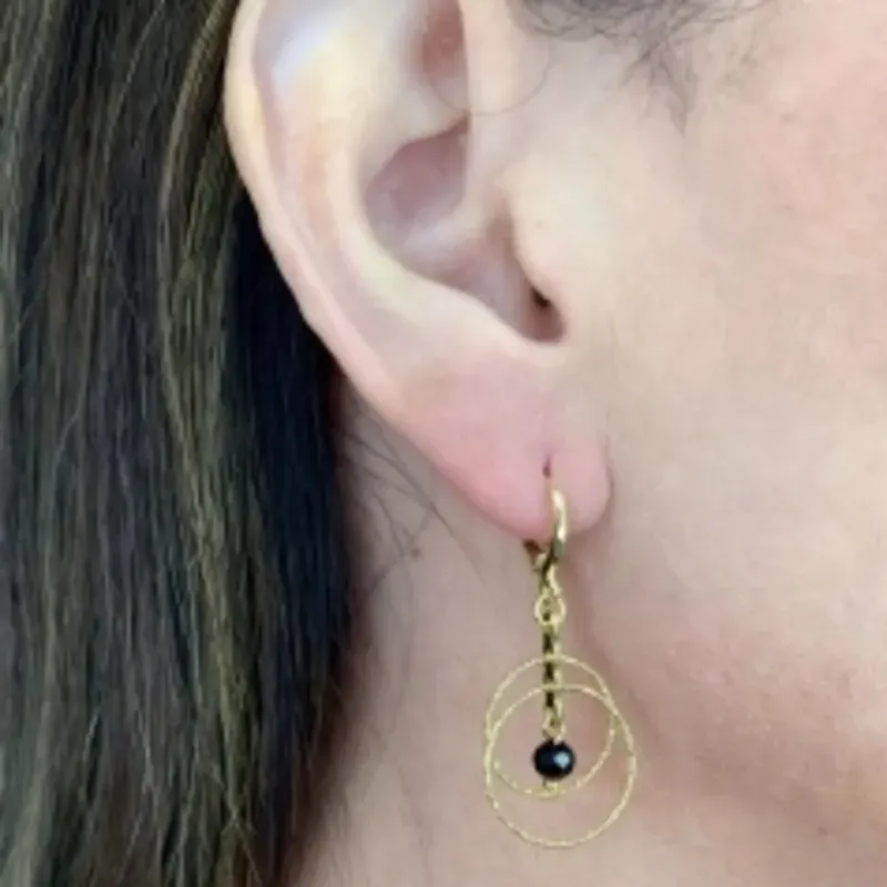 Brinco Arcos Texturizados Pingente Zirconia Negra