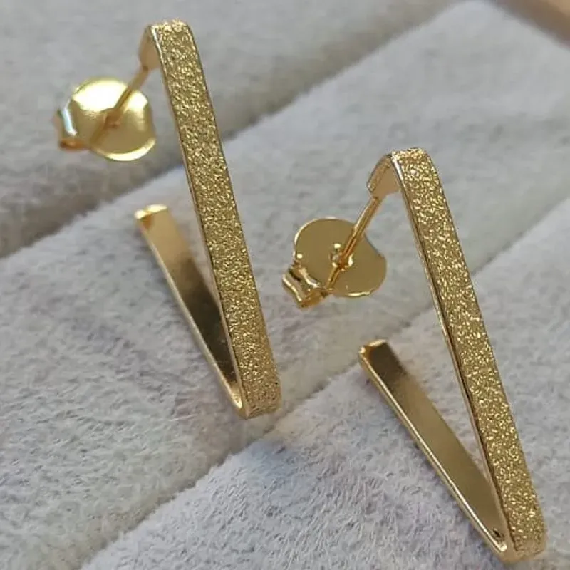 Brinco Argola Triangular Texturizado