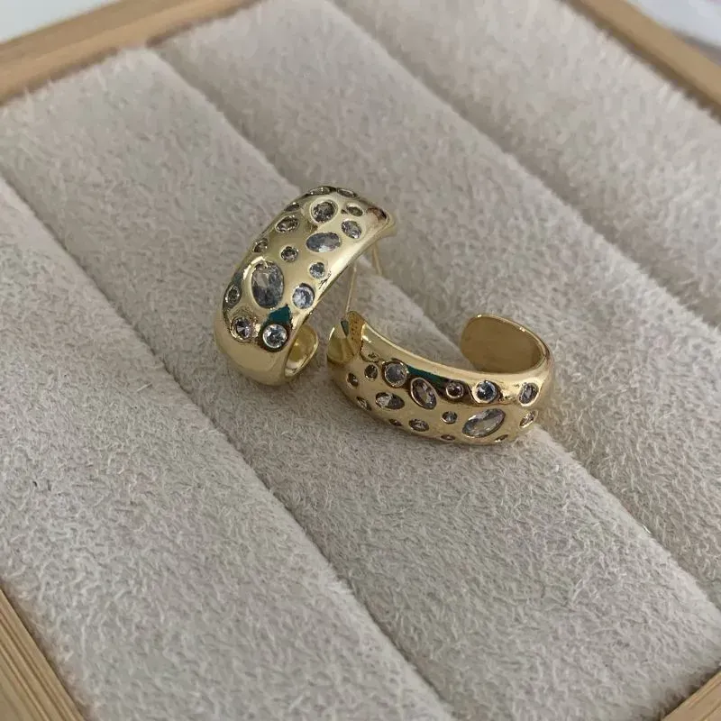 Brinco J Largo com Pontos Zircônia Cristal