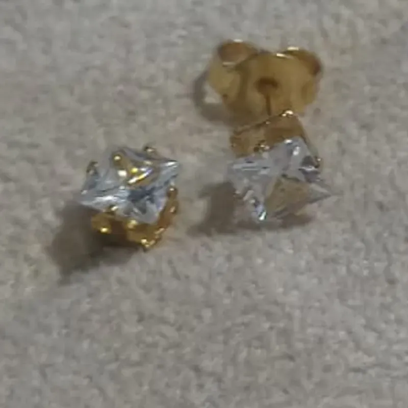 Brinco Ponto de Luz Quadrado Zircônia 5 mm