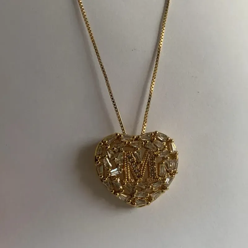 Colar Coração Caixa Zircônia Com Letra Cravejada