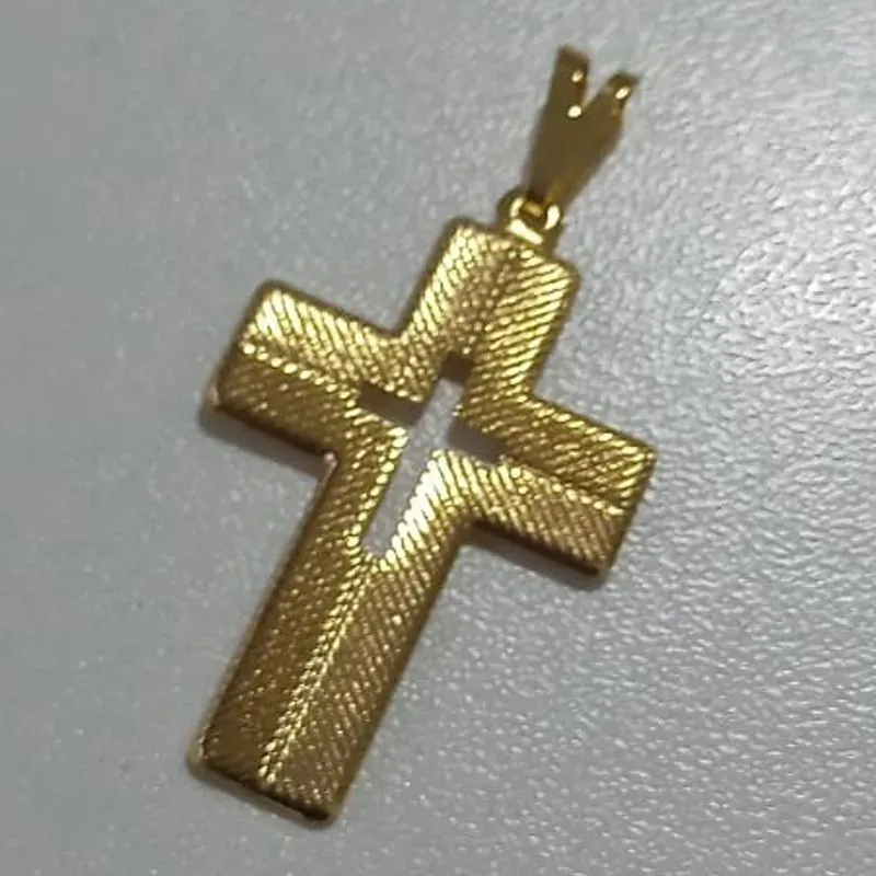 Pingente Cruz Texturizada Vazada Central