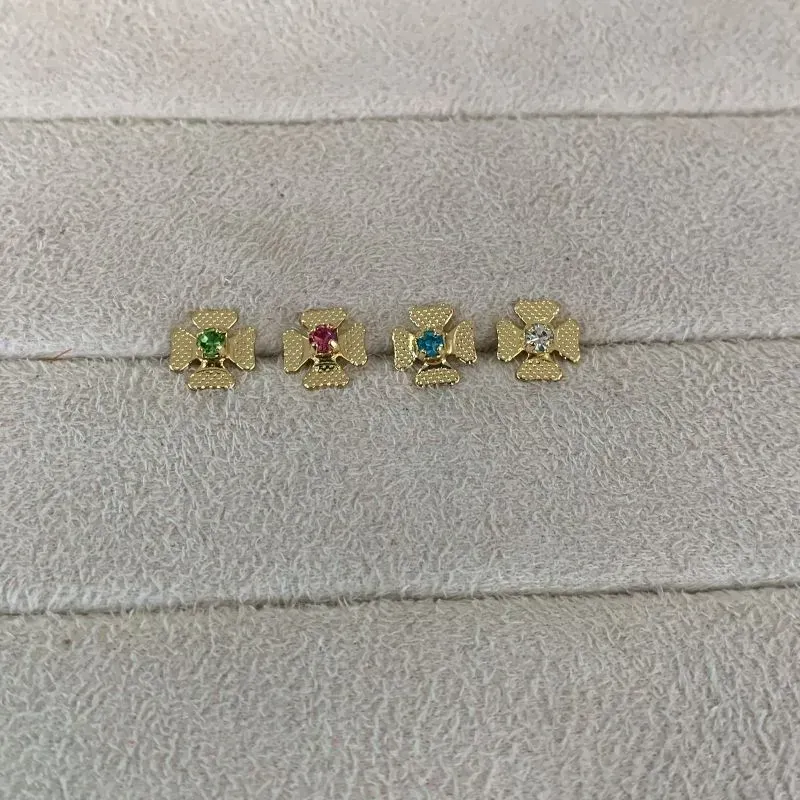 Brinco Trevo Ponto de Luz Colorido Infantil