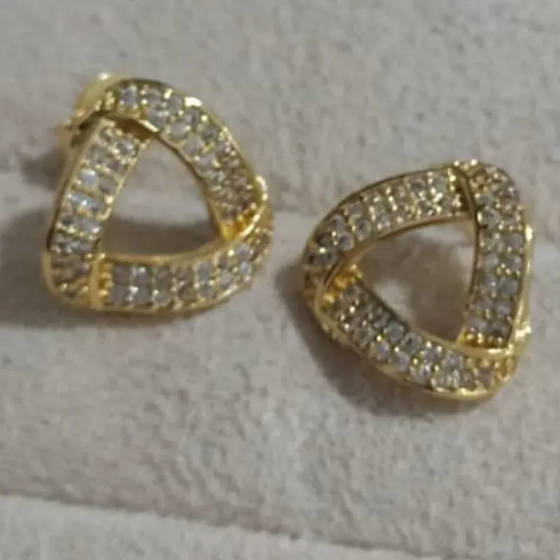 Brinco Triângulo Cravejado Zircônia