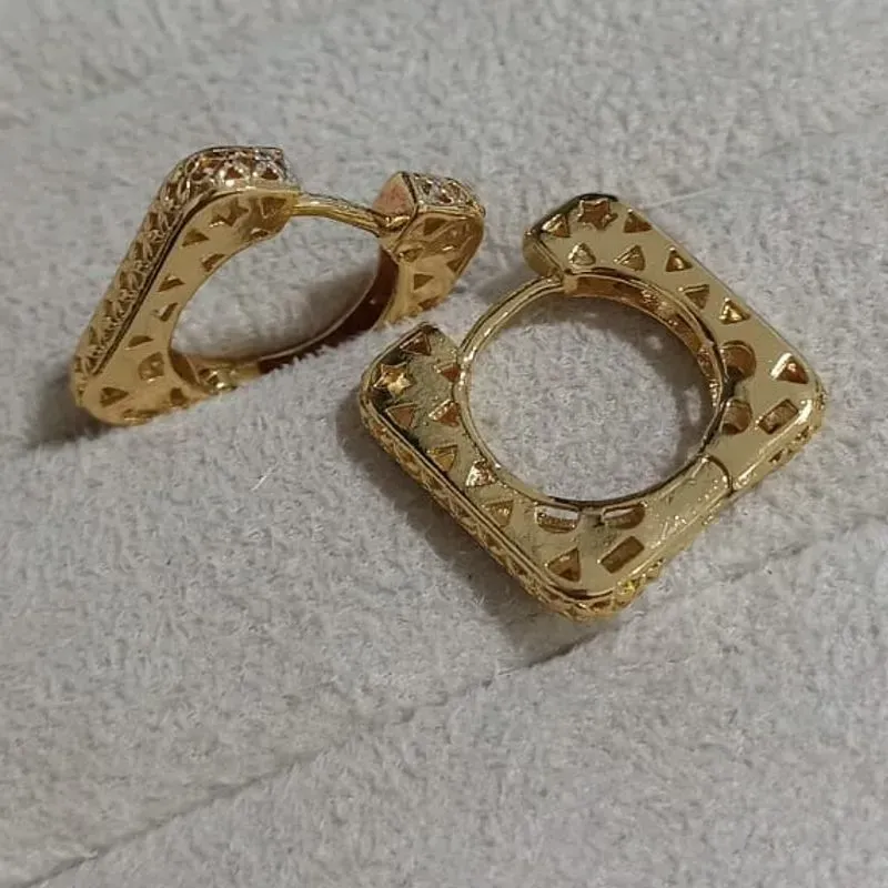 Brinco Argola Click Quadrada Vazada