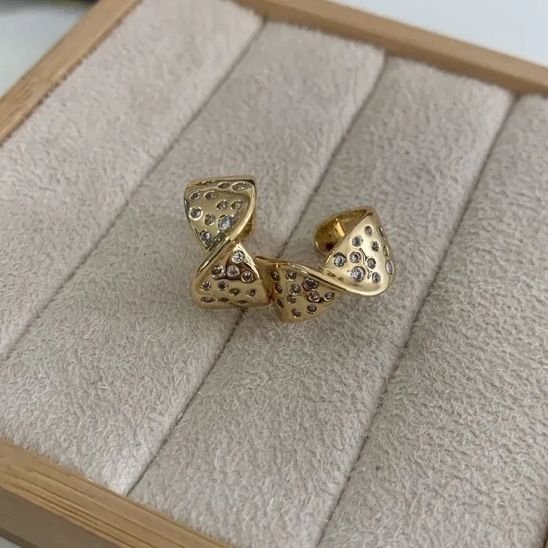 Brinco Chapa Torcida Cravejado Zircônia