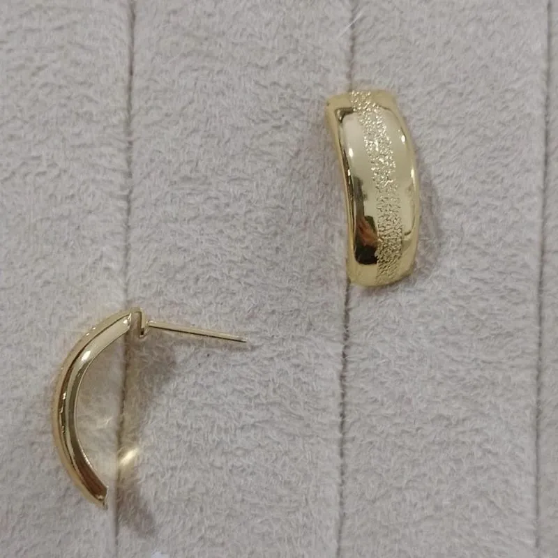 Brinco Meia Argola Linha Texturizada