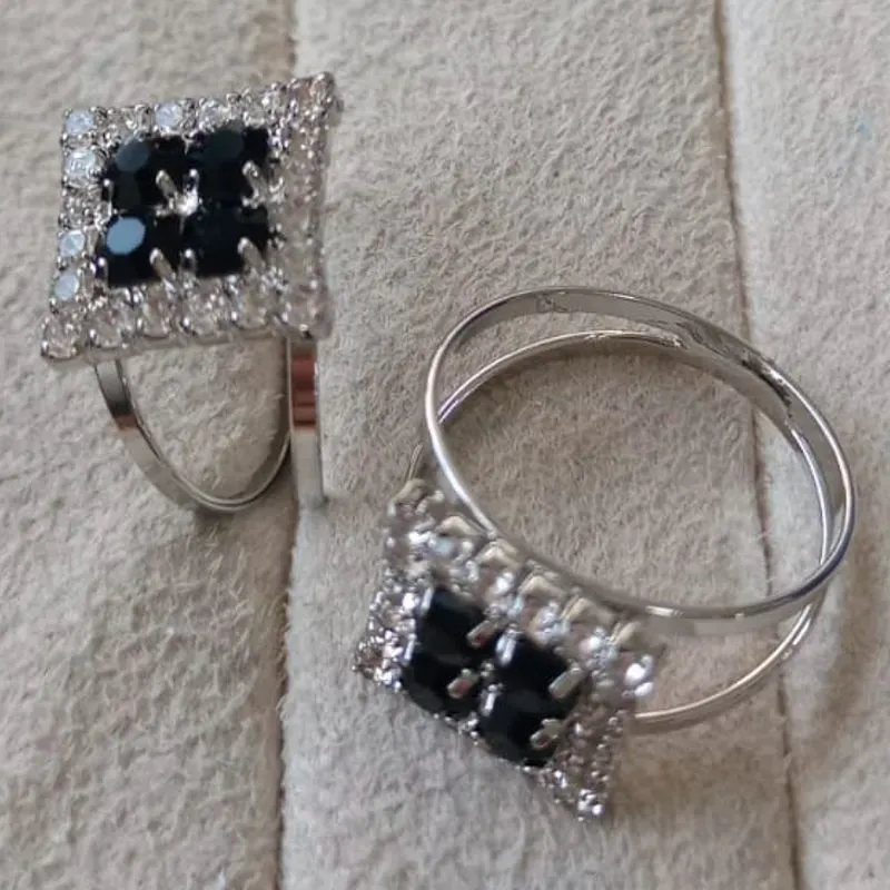 Anel Zircônias Cristais/Negra Diamond