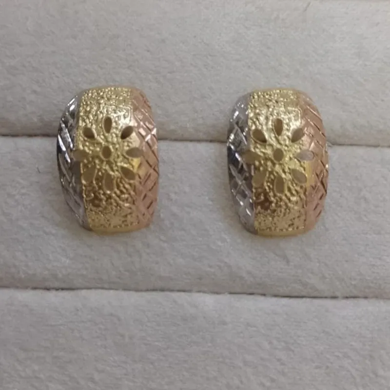 Brinco Arabesco Flor Vazado 3 Ouros