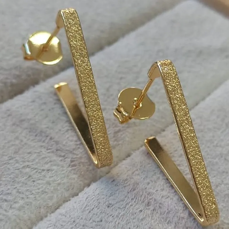 Brinco Argola Triangular Texturizado