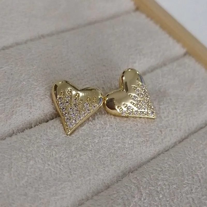 Brinco Coração Cravejado Zircônias Cristais