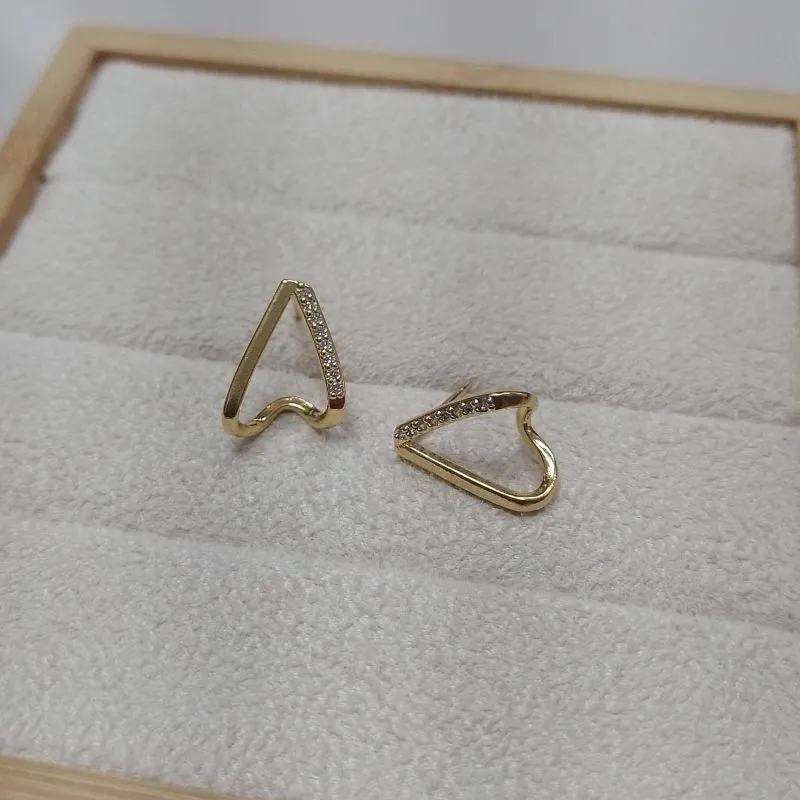 Brinco Coração Invertido com Zircônias