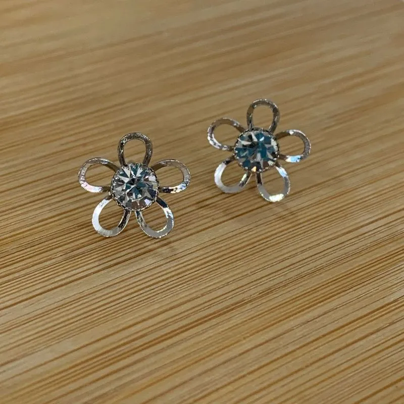 Brinco Flor Vazada com Zirconia Diamond P