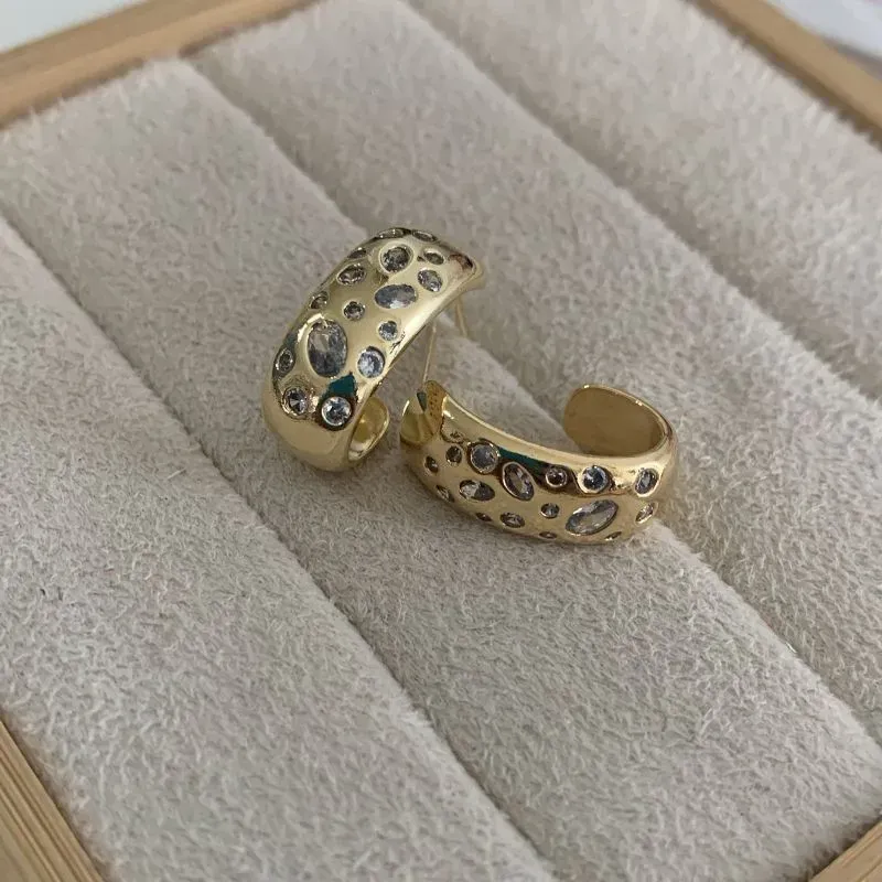 Brinco J Largo com Pontos Zircônia Cristal