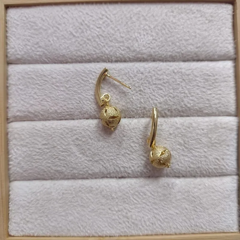 Brinco Pingente Esfera Texturizada P