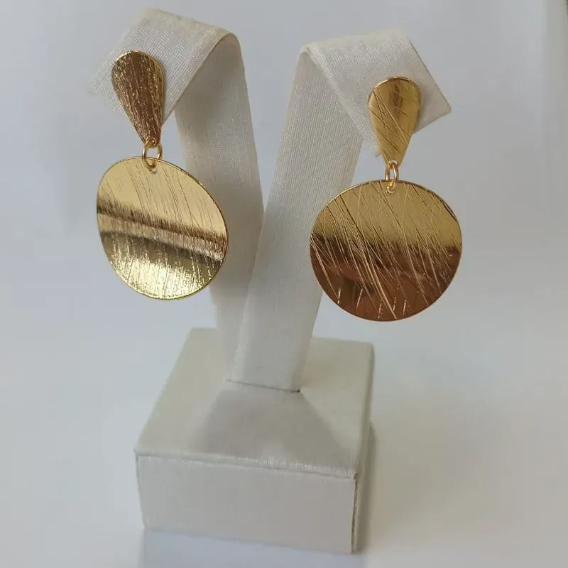 Brinco Pingente Medalha Texturizada