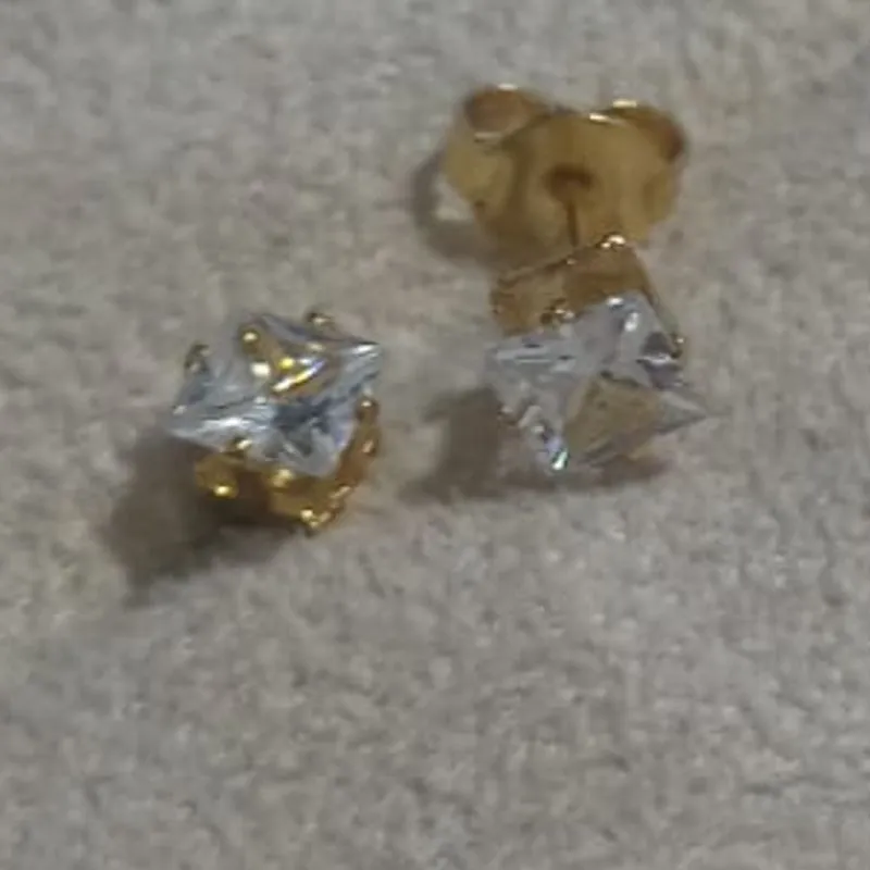 Brinco Ponto de Luz Quadrado Zircônia 5 mm