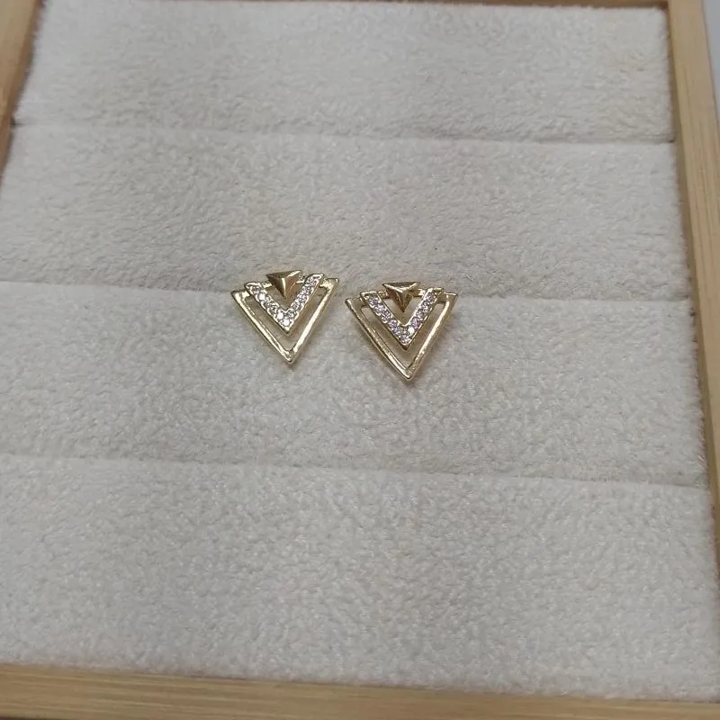 Brinco Triângulo Vazado Microcravejado