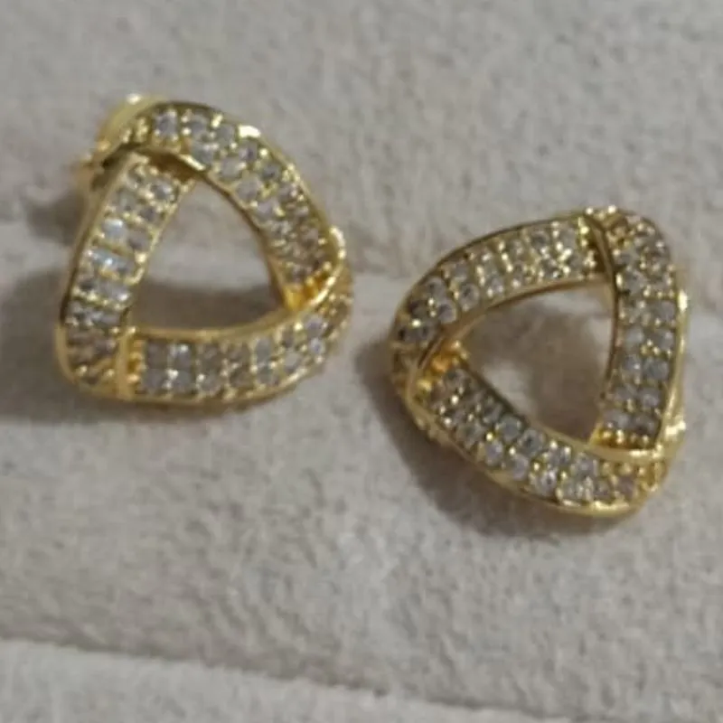 Brinco Triângulo Cravejado Zircônia